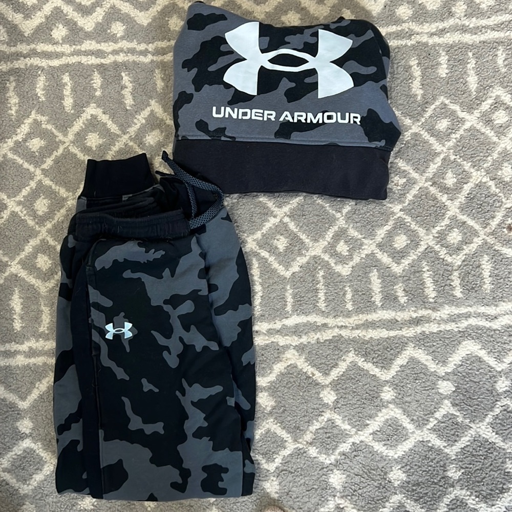 Camp black and grey sweatshirt and sweatpants set under armor